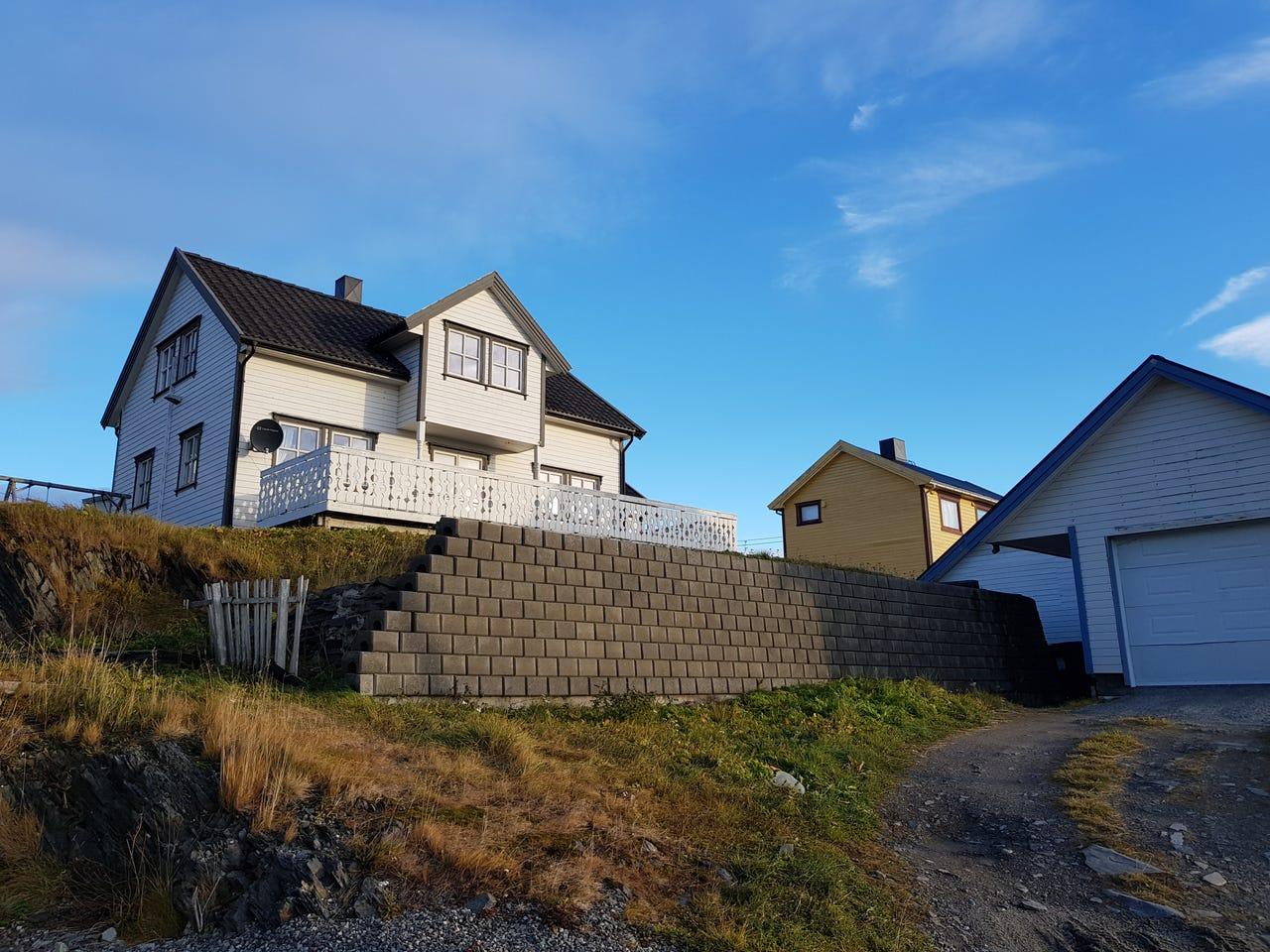 Huset fra siden med garasje