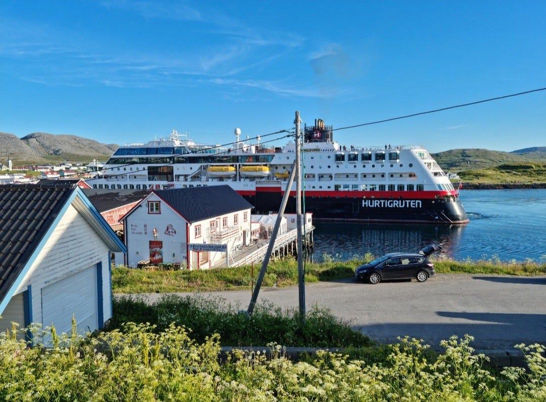 Hurtigruten ved kai i Mehamn